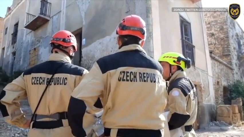 Video: Takto vypadá zásah českých specialistů, když prohledávají sutiny